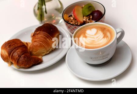 Caffè e croissant Foto Stock