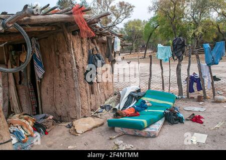 Chaco. Argentino. 15-01-2019. Un ragazzo indigeno che dorme all'esterno circondato da un caos completo nella provincia di Chaco, nel nord dell'Argentina. Foto Stock