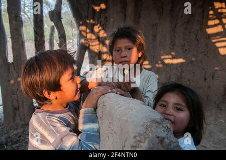 Chaco. Argentino. 15-01-2019. Gruppo di bambini indigeni si riuniscono per giocare nella Provincia di Chaco, nel nord dell'Argentina. Foto Stock