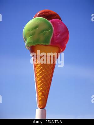 Grande cartello di gelato all'esterno del chiosco, Punta prima, St Lluís, Minorca, Isole Baleari, Spagna Foto Stock