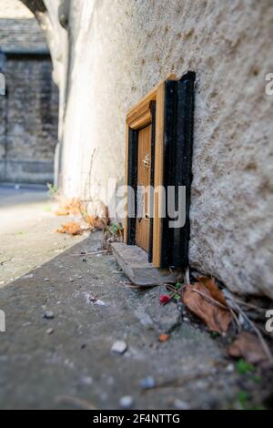 Oxford, Regno Unito 22 novembre 2020: Porta Dinky a Oxford, arte nascosta di case in miniatura stile bambola porte attaccate alle normali pareti dell'edificio. Arte bizzarra in pubblico s Foto Stock