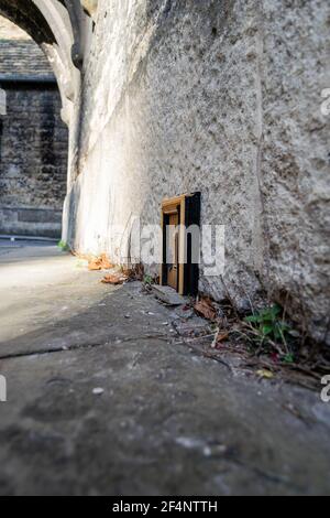 Oxford, Regno Unito 22 novembre 2020: Porta Dinky a Oxford, arte nascosta di case in miniatura stile bambola porte attaccate alle normali pareti dell'edificio. Arte bizzarra in pubblico s Foto Stock