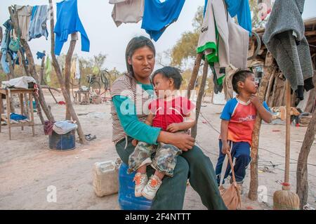 Chaco. Argentino. 15-01-2019. Madre indigena con i suoi 2 ragazzi nella provincia di Chaco, nel nord dell'Argentina. Foto Stock