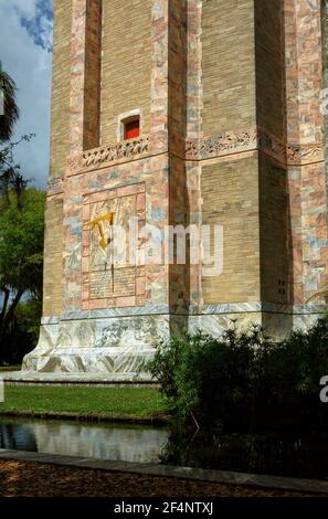 Carillon, Torre di canto, campanile, pietra di Coquina, marmo, meridiana dorata, gnomone serpente, segni zodiacali circostanti, grafico per determinare il tempo, i musicale Foto Stock