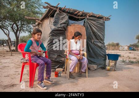 Provincia di Chaco. Argentino. 15-01-2019. Madre e figlia indigena nel loro villaggio nella provincia di Chaco, a nord dell'Argentina. Foto Stock