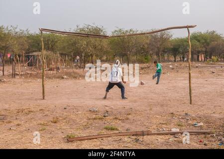 Chaco. Argentino. 15-01-2019. Due ragazzi indigeni giocano a piedi con la t-shirt messi nella provincia di Chaco, nel nord dell'Argentina. Foto Stock