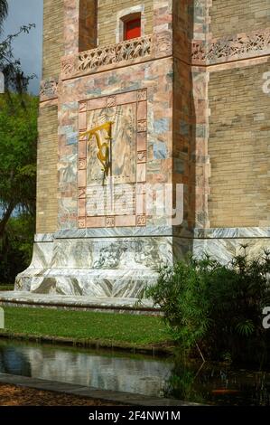 Carillon, Torre di canto, campanile, pietra di Coquina, marmo, meridiana dorata, gnomone serpente, segni zodiacali circostanti, grafico per determinare il tempo, i musicale Foto Stock