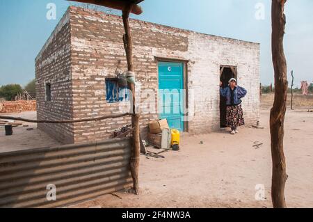 Provincia di Chaco. Argentino. 15-01-2019. Donna indigena all'ingresso della sua casa nella provincia di Chaco, a nord dell'Argentina. Foto Stock