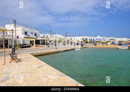 Antiparos, Grecia - 28 settembre 2020: Bianche case greche tradizionali dell'isola di Antiparos e barche che si ancorano nel porto. CICLADI, Grecia. Foto Stock