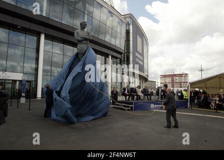 Una statua in bronzo di Bobby Moore dello scultore Phillip Jackson è stata presentata oggi al nuovo stadio di Wembley da Sir Bobby Charlton. Per la presentazione sono stati Stephanie Moore, Tony Blair e i membri della squadra vincitrice della Coppa del mondo d'Inghilterra 1966 e i membri del team West Ham pic David Sandison Foto Stock