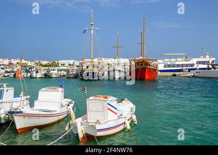 Antiparos, Grecia - 28 settembre 2020: Barche greche bianche che si ancorano nel porto dell'isola di Antiparos, Grecia Foto Stock