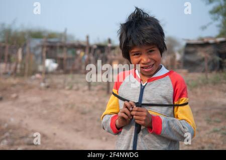 Provincia di Chaco. Argentino. 15-01-2019. Ritratto di un ragazzo indigeno nel suo villaggio nella provincia di Chaco, a nord dell'Argentina. Foto Stock