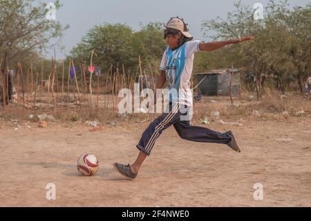 Chaco. Argentino. 15-01-2019. Un ragazzo indigeno che gioca a calcio con la t-shirt della squadra argentina nella provincia di Chaco, nel nord dell'Argentina. Foto Stock