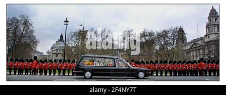 La processione funeraria della Regina Madre lascia l'Abbazia di Westminster Sulla strada per il castello di Winsor.pic David Sandison 9/4/2002 Foto Stock