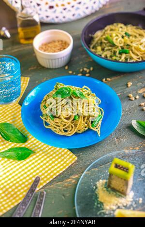 Spaghetti con pesto di salsa fatta in casa pinoli al basilico Foto Stock