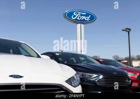 Fishers - circa Marzo 2021: Ford Fusion mostra presso una concessionaria. Ford vende i modelli tradizionali a benzina, elettrici e ibridi SUV. Foto Stock