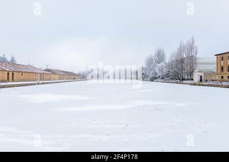 Surgelato canale Castiglia a Medina de Rioseco, Valladolid, Castiglia e Leon, Spagna Foto Stock