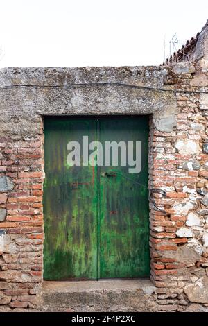 Metallo di una porta di metallo, stagionato in Andalusia meridionale, Spagna Foto Stock