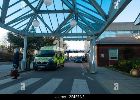 Eastbourne Hospital, ingresso principale, ambulanza in attesa, eastbourne, East sussex, regno unito Foto Stock