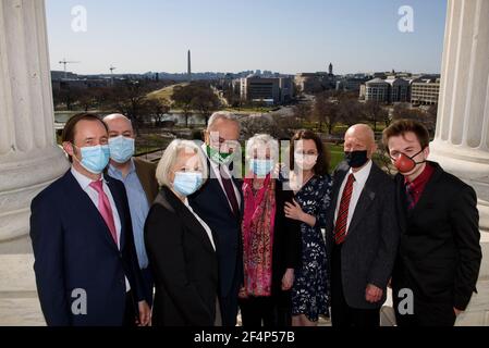 Washington, Stati Uniti. 22 marzo 2021. Il leader della maggioranza del Senato Chuck Schumer (4th L) si pone per una foto con il nuovo sergente del Senato ad Arms Karen Gibson (3rd L) e i suoi membri della famiglia sul balcone fuori dell'ufficio di Schumer al Campidoglio degli Stati Uniti a Washington, DC lunedì 22 marzo 2021. Foto in piscina di Mandel Ngan/UPI Credit: UPI/Alamy Live News Foto Stock