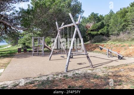 parco giochi in legno per bambini sulla passeggiata sul mare Foto Stock