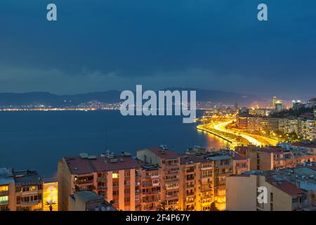 Notte a Smirne, costa e baia, foto dalla torre dell'ascensore, Turchia Foto Stock