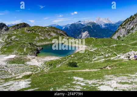 Piccolo lago glaciale, Dolomiti, Alpi Italiane Foto Stock