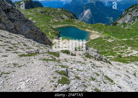 Piccolo lago glaciale, Dolomiti, Alpi Italiane Foto Stock