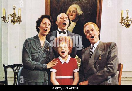 ANNIE 1982 Columbia Pictures film con da sinistra: Lois De Banzie, Albert Finney, Aileen Quinn come la ragazza orfana e Edward Herrmann Foto Stock