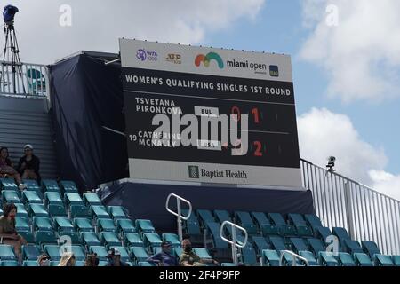 Miami, Stati Uniti d'America. 22 marzo 2021. MIAMI GARDENS, FL - MARZO 22: Catherine McNally (USA) durante il 1° round femminile di qualificazione al Miami Open il 22 Marzo 2021 all'Hard Rock Stadium di Miami Gardens, FL. (Foto di Alberto E. Tamargo/Sipa USA) Credit: Sipa USA/Alamy Live News Foto Stock