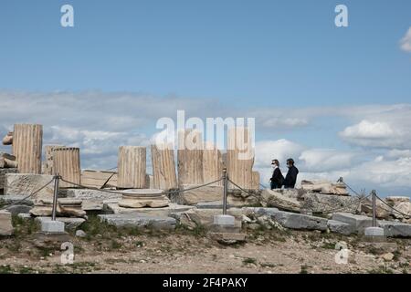 Atene, Grecia. 22 marzo 2021. La gente visita il sito archeologico dell'Acropoli ad Atene, in Grecia, il 22 marzo 2021. Lunedì, i siti archeologici all'aperto, tra cui la collina dell'Acropoli di Atene, hanno riaperto per la prima volta dall'inizio della chiusura. Solo un piccolo gruppo di visitatori è autorizzato a visitare e l'uso di maschere facciali di protezione è obbligatorio. Credit: Lefteris Partsalis/Xinhua/Alamy Live News Foto Stock