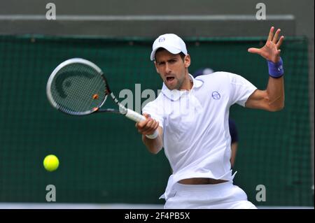 WIMBLEDON 2011. 4° giorno. NOVAK DJOKOVIC DURANTE IL SUO INCONTRO CON KEVIN ANDERSON. 23/6/2011. IMMAGINE DAVID ASHDOWN Foto Stock