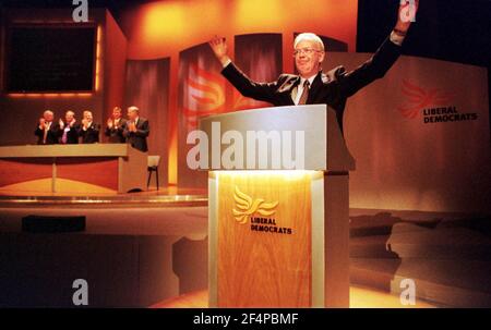 Conferenza liberale democratica Harrogate 1999 settembre 99Jim Wallace, vice primo ministro dell'esecutivo scozzese, si prepara ad affrontare la conferenza. Foto Stock