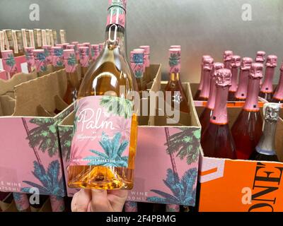 Orlando, FL USA - 14 marzo 2021: Bottiglie della palma da Whispering Angel Rose Wine ad un Sams Club a Orlando, Florida. Foto Stock