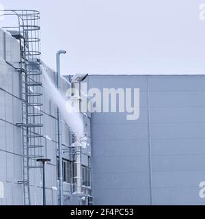 La neve viene gettata dal tetto dopo una nevicata. Rimozione della neve dai tetti Foto Stock