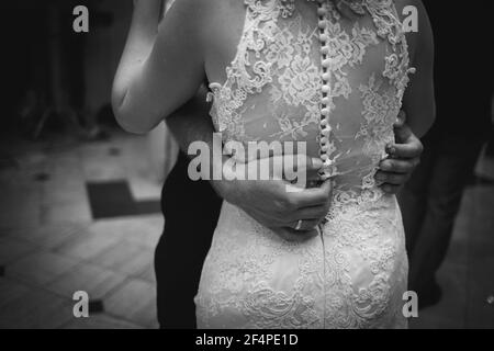 La coppia appena sposata danzano durante la celebrazione del matrimonio  circondato da bolle di sapone Foto stock - Alamy