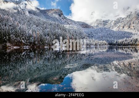 lago in montagna tardo autunno, Alpi, Italia Foto Stock