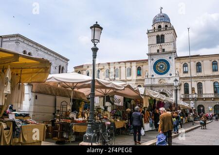 Piazza Signori con il suo mercato giornaliero e l'orologio della Torre dell'Orologio torre di Padova Italia Foto Stock