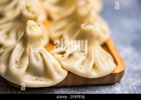 Tradizionale khinkali georgiano piatto servito su piatto Foto Stock