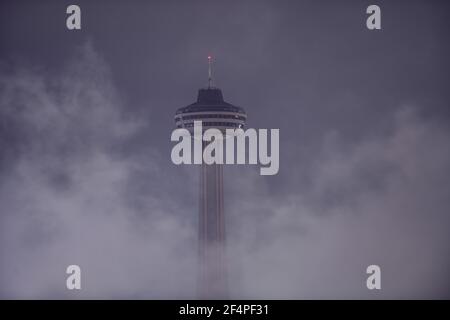 Torre di osservazione a Niagara nella notte di Foggy Foto Stock