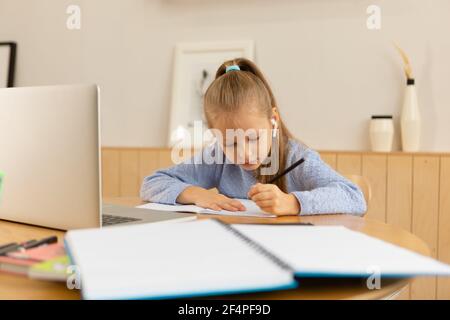 ragazza che studia da casa online Foto Stock