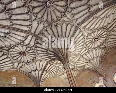 Oxford, Inghilterra - 1 agosto 2013: Soffitto decorato in modo ornato sopra la scala che conduce alla Grande Sala al Christ Church College of Oxford Univers Foto Stock