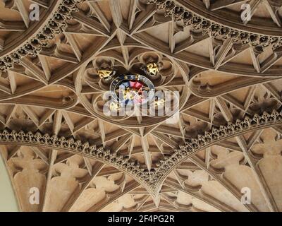 Oxford, Inghilterra - 1 agosto 2013: Soffitto decorato in modo ornato sopra la scala che conduce alla Grande Sala al Christ Church College of Oxford Univers Foto Stock