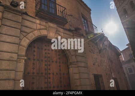 Vista di una vecchia facciata nelle strade di Toledo Spagna Foto Stock
