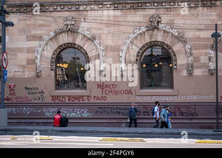 Messico, Città del Messico, 13 marzo 2021, nella via di 'Eje Central, Lazaro Cardenas' sono mostrate le pareti dipinte dalla marcia per la Giornata della Donna. Foto Stock