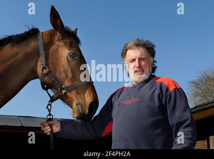 IL FORMATORE PAT RODFORD & SPARKEY PUÒ CHI CORRERÀ A CHELTENHAM NELLE SUE SCUDERIE IN ASH SOMERSET.7/3/2011. IMMAGINE DAVID ASHDOWN Foto Stock