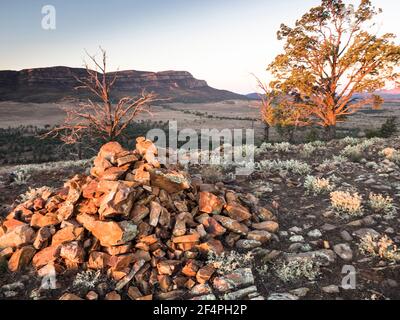 Rock Cairn e Rawnsley Bluff (960 m) al tramonto, Flinders Ranges, Australia del Sud. Foto Stock