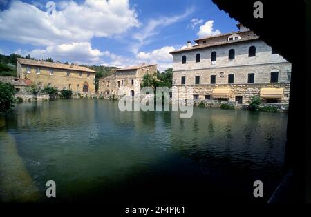 Bagno Vignoni, un bagno di antichità romana in un piccolo paese in Toscana, Italia Foto Stock