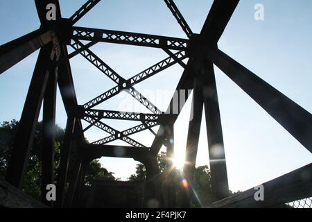 Vecchio ponte ferroviario trasformato in un sentiero per escursioni a piedi e in bicicletta sull'isola di Percival, a Lynchburg, VA, USA. Vista dal basso. Foto Stock