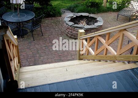 Nuove scale in legno al portico di una proprietà privata negli Stati Uniti Foto Stock